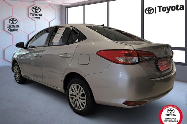 toyota-yaris-04