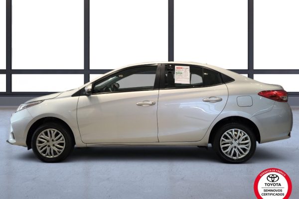 toyota-yaris-05